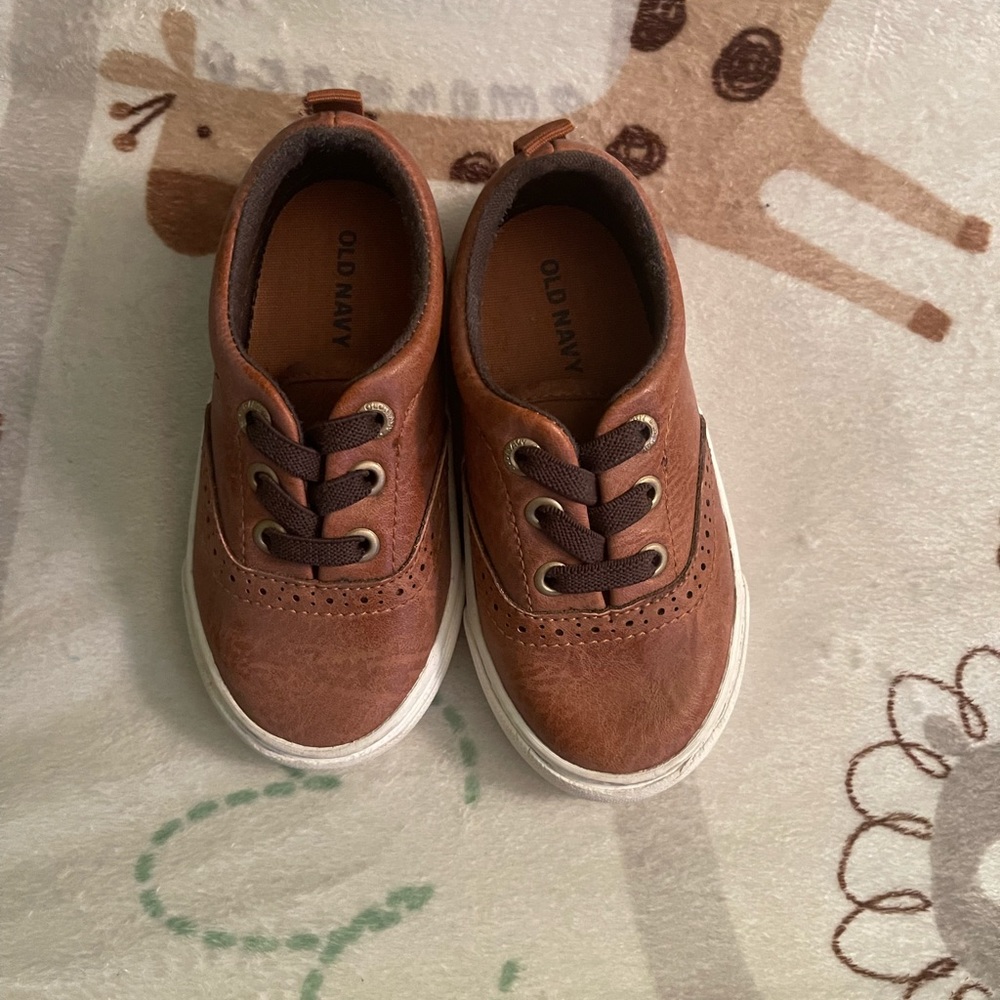 Old Navy Casual Shoe (Size 6)